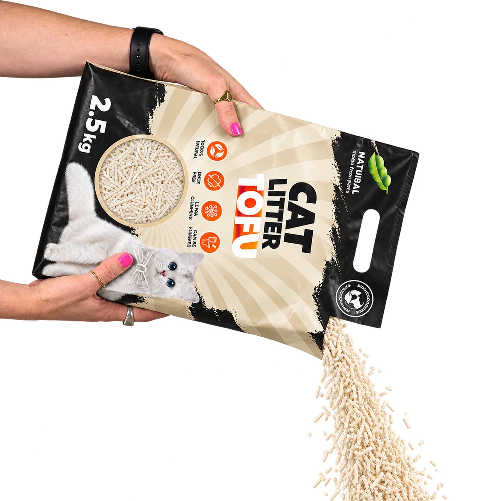 RITCO tofu kattenbakvulling wordt in een kattenbak gegoten